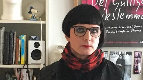 David Wiberg spelar flera rollfigurer i "Det gulliga pojkslemmot", bland annat den feministiska serietecknaren Linnea Hagnéus. Pressbild.