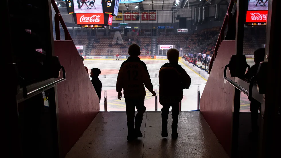 Många barn drömmer om att spela på de stora arenorna. NSHA bedriver träning och läger med unga ishockeyspelare.