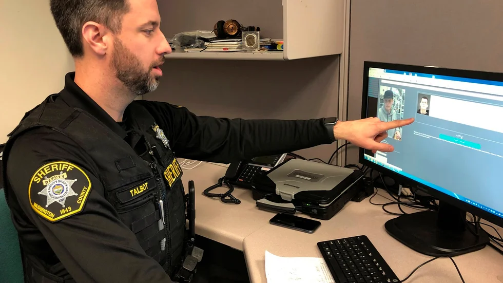 En polis i Hillsboro i delstaten Oregon i USA visar hur man använt ansiktsigenkänningsteknik för att identifiera en man som fångats på övervakningskamera genom att matcha hans ansikte mot bilder i polisens arkiv. Arkivbild från 2019.