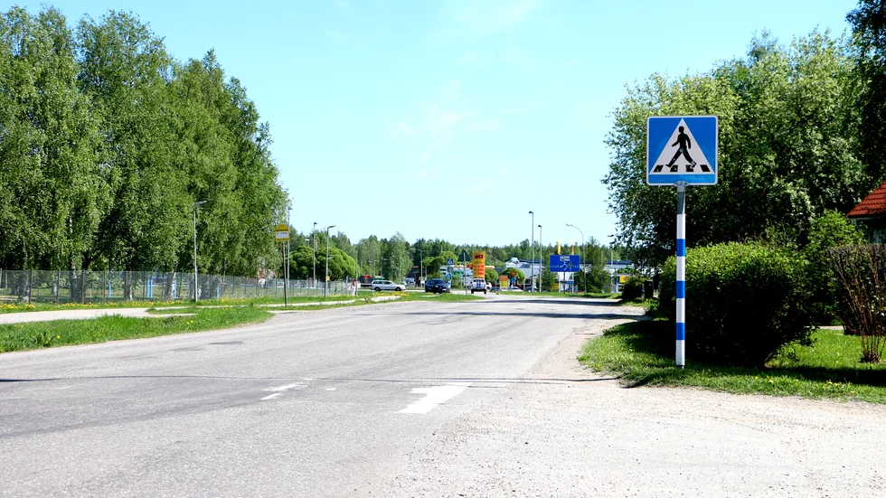 Korsningen och övergångsstället mellan Björklunda och Linnéparken kan innebära stor trafikfara, inte minst för de många skolbarn som passerar.