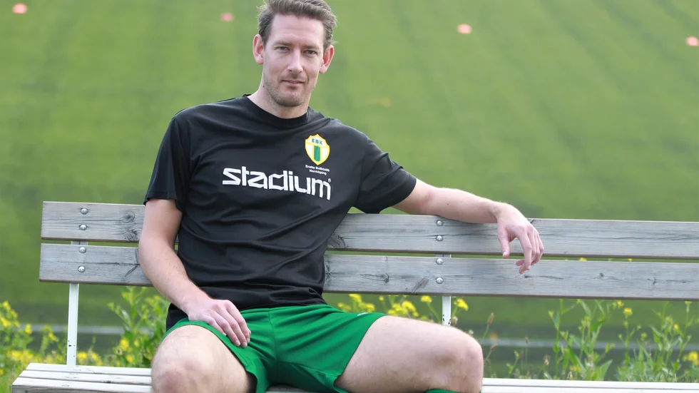 Enebys Robin Eliasson har haft en tuff fotbollsvår. Under veckan kunde han gå för fullt på träning för första gången på länge. 