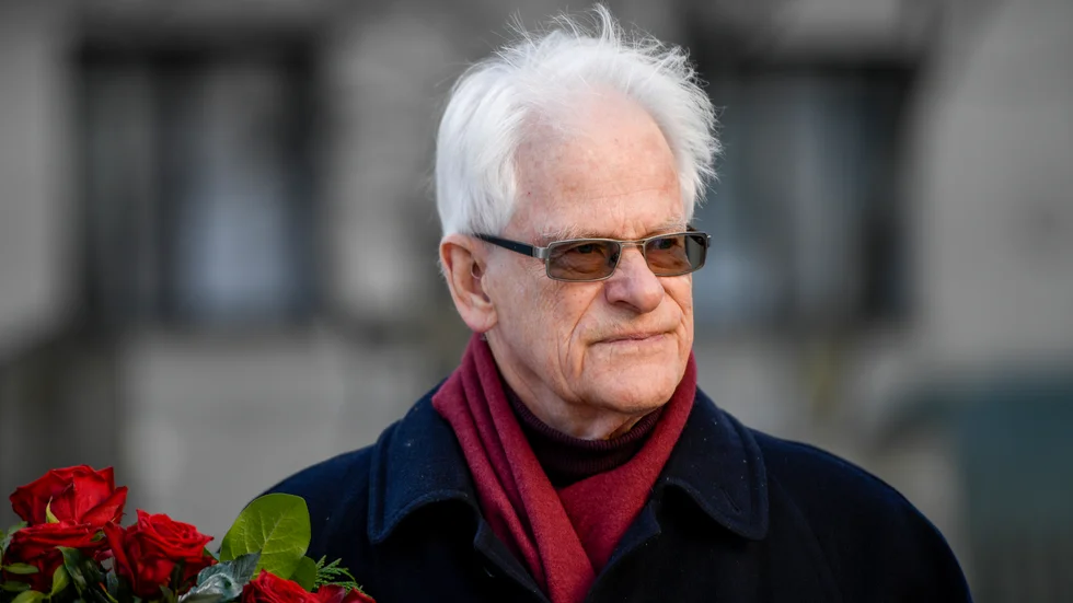 Socialdemokraternas tidigare statsminister Ingvar Carlsson lägger ner en krans vid förre statsminister Olof Palmes grav i samband med årsdagen av dödsskjutningen på Sveavägen. Arkivbild.