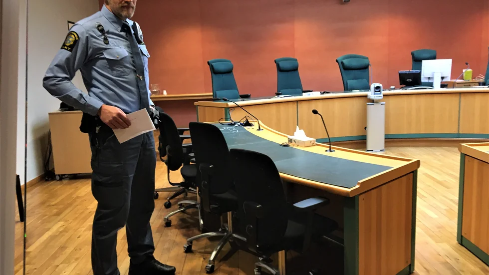 Fler gånger har besökare fått avvisas efter att de misskött sig i förhandlingssalen i vår, enligt säkerhetsansvarig Kristian Borgström.