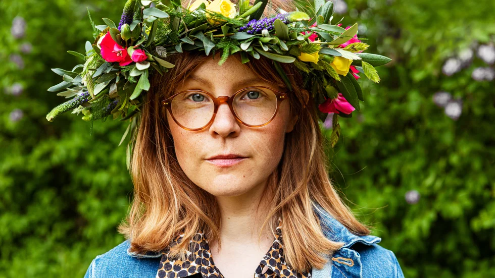 Emma AdBåge, känd illustratör och författare från Sya i Östergötland (och numera bosatt i Väderstad), sommarpratar i P1.   