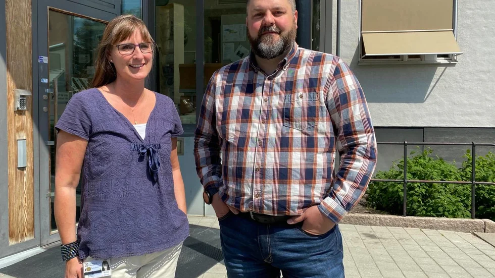 Fler väktare ska öka säkerheten de närmaste dagarna vid skolavslutningarna. Cecilia Karlsson, områdeschef för samlad elevhälsa, och Alexander Klanfar, säkerhetssamordnare.