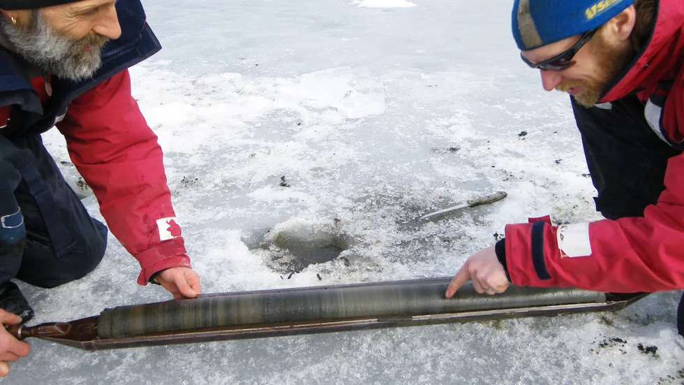 Richard Bindler och kollegan Johan Rydberg studerar en sedimentkärna från äldre sediment. Kärnan motsvarar 1 500–3 000 år tillbaka i tiden.