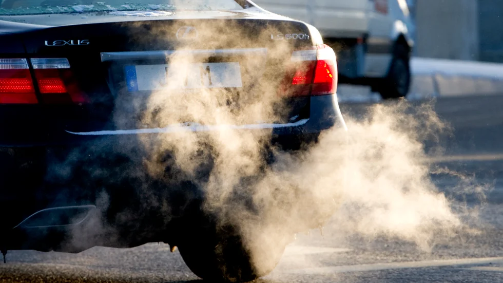 Inte undra på att vi får klimatförändringar i landet och i världen om man låter bilarna stå på tomgång, menar skibenten.