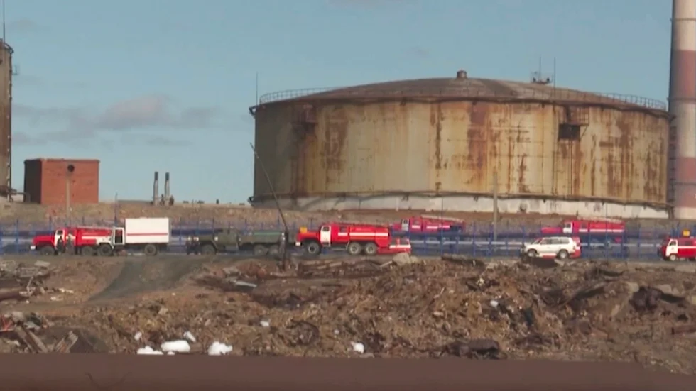 Lastbilar från ryska katastrofmyndigheten på platsen för dieselläckan i Norilsk. Bild från i onsdags.