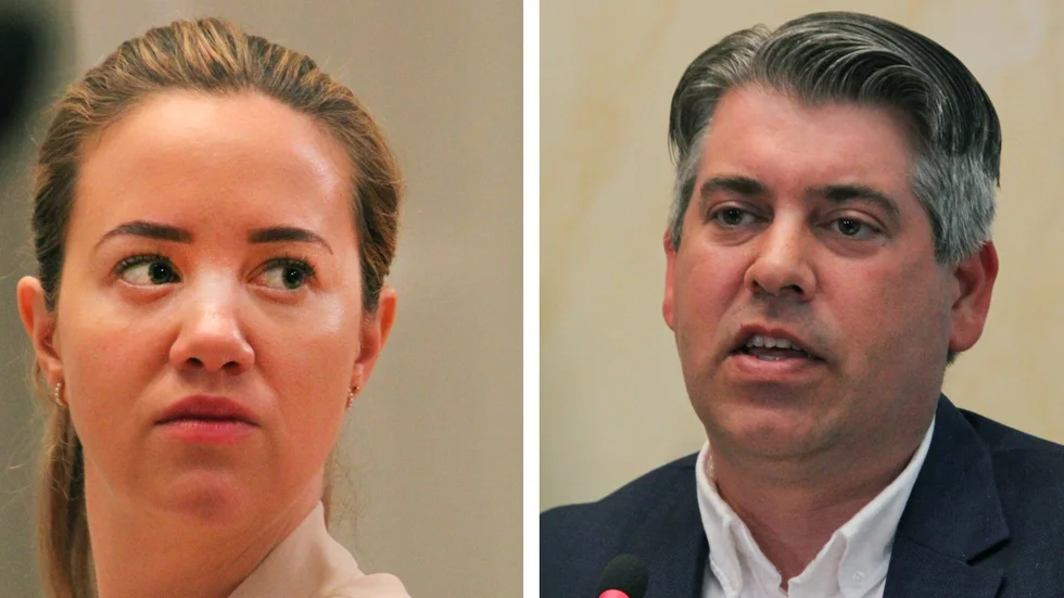 Kommunen vill tacka sin personal för deras extraordinära insatser under våren och gör det med ett extra friskvårdsbidrag. Från vänster Denise Cassel (KD) och Niklas Borg (M)
