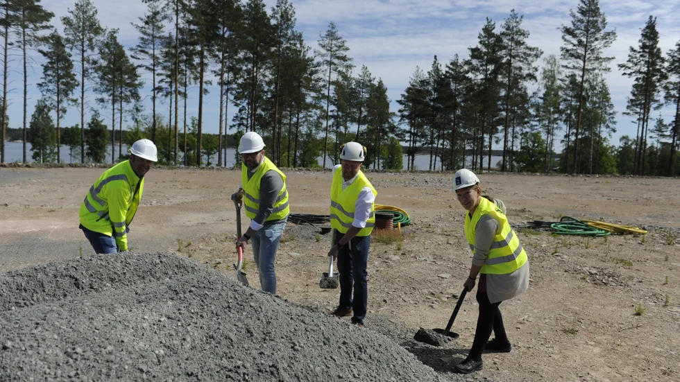 Anders Davidsson på Skanska, Västerviks kommunalråd Dan Nilsson, Bostadsbolagets projektchef Pär Liffner och Bostadsbolagets styrelseordförande Ruth Piatek-Wallin tog första spadtaget på Ekhagen.