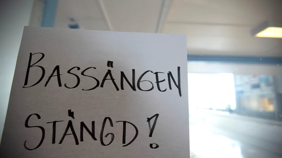 Stora bassängen i Öjeby simhall är stängd tills vidare. (Arkivbild)