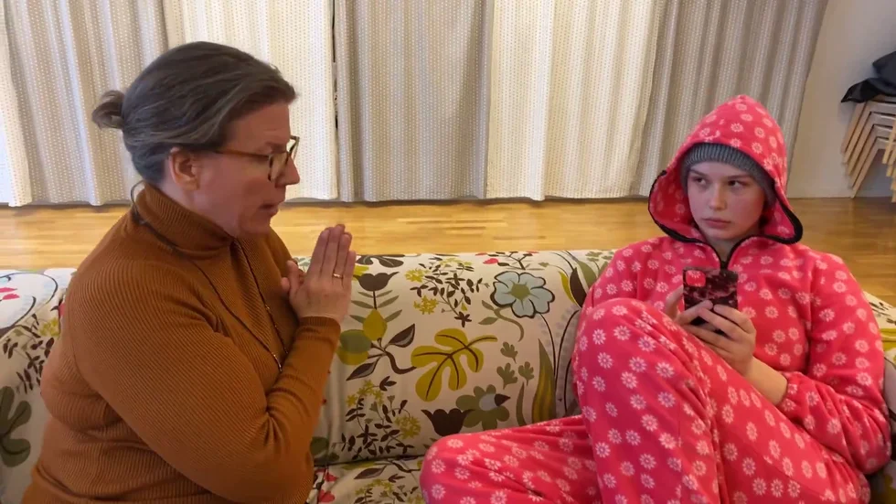 Jenny Wistbacka spelar en tonårsmamma både från och i helvetet. Hennes prövade och påfrestande dotter spelas av Ida Svenningsson. Föreställningen livestreamades till en begränsad publik på söndagen.
