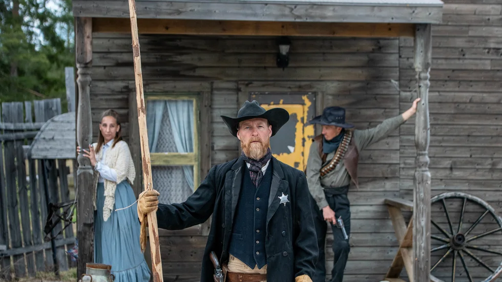 På Western farm vaktar coronasheriffen.