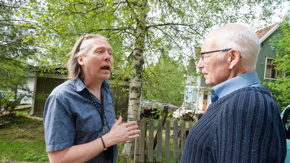 Bobo Lundén, konstnärlig ledare på Västerbottensteatern, i ett samtal med Gunnar Hedman från förenigen Författarbyn Hjoggböle. I bakgrunden syns PO Enquists barndomshem, det gröna huset. 
