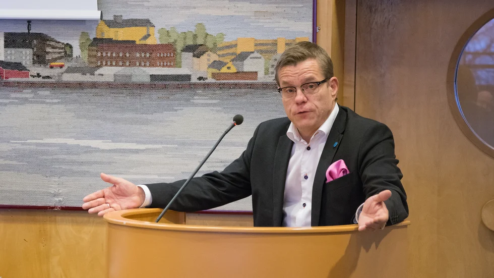 "Framför allt inställning till och bemötande av företag, där har vi rasat", säger Anders Josefsson (M).