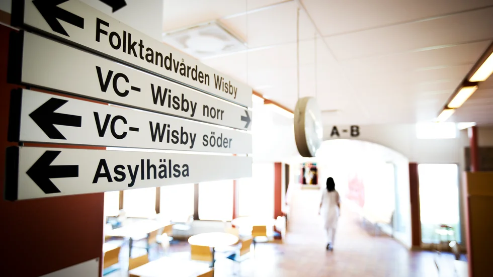 I mars stängde vårdcentralerna möjligheten till drop in, även under sommaren hänvisas patienter till vårdkontakt på telefon. Årets turistmottagning öppnar inte, som en direkt följd av corona.
