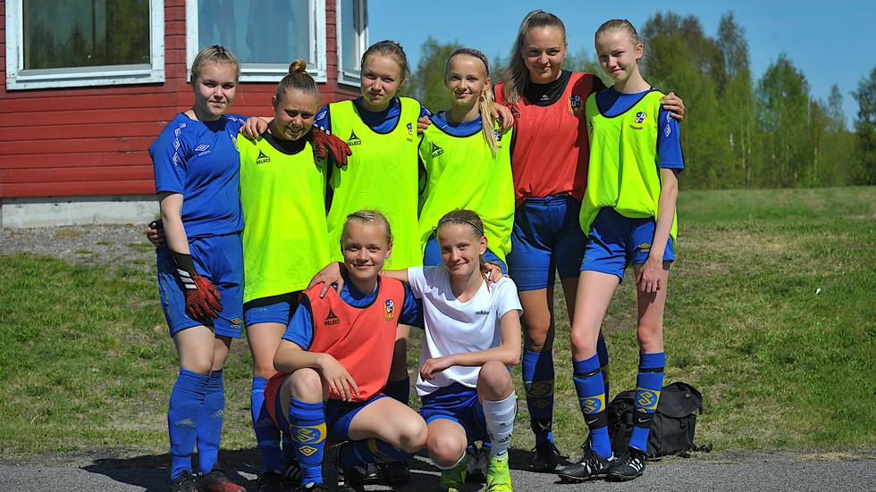 Övre raden, fr. v: Agnes Waarenperä, Alva Bergenstråhle, Hedda Schultz, Linnea Wennberg, Selma Åström, Olivia Greer Wårell. Nedre: Ebba Marklund, Alva Johansson.