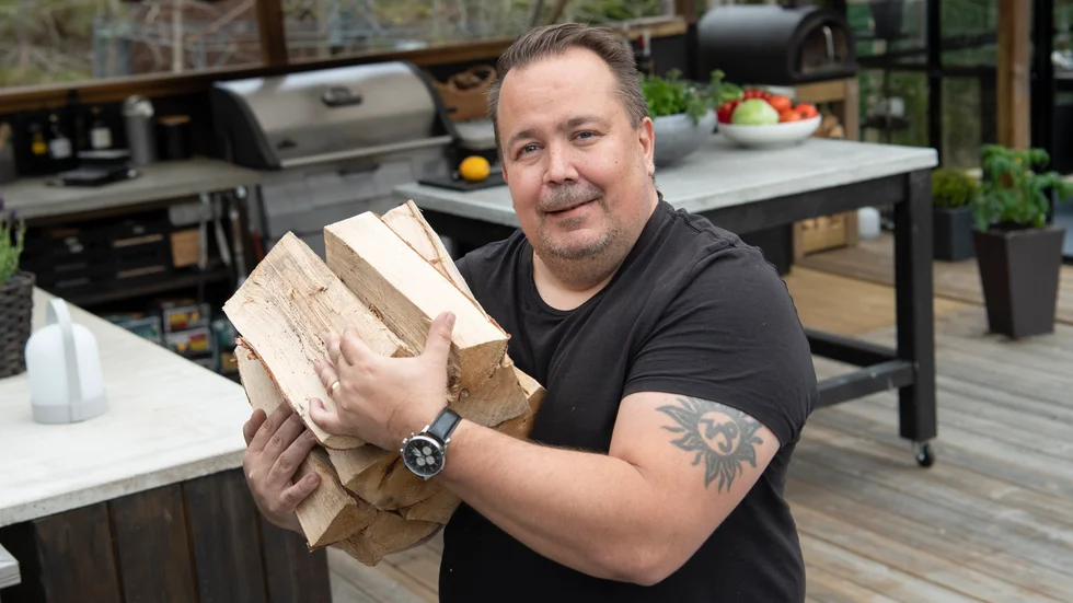 Niclas Toumela har både kolgrill, gasolplatta och en vedeldad ugn i sitt utekök. ”Ta ut svängarna och bygg större än vad du först hade tänkt. Du kommer inte att ångra dig”, säger han.