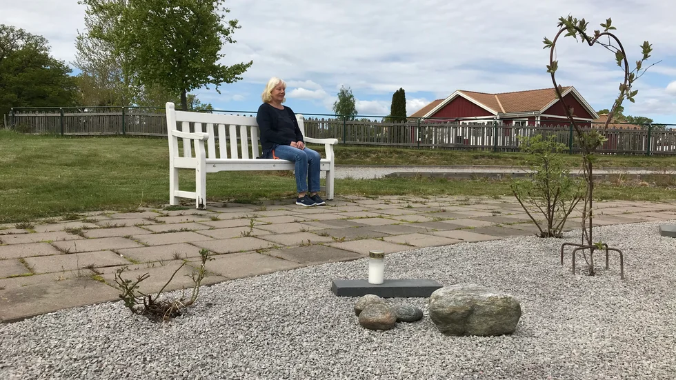 Monica Petersson, enhetschef på Ekhagens äldreboende i Björnlunda, berättar att minnesplatsen som kyrkan hjälpte till med har varit väldigt uppskattad.