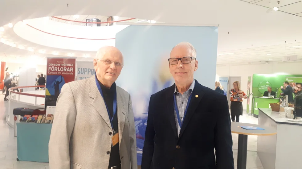K-G Biörsmark (till vänster) åkte upp till Västerås med Gunnar Asserhed. Biörsmark följer politiken nära och gärna och låter sig inte hindras av att han knappt ser något längre. 