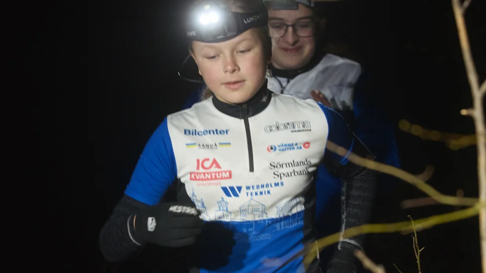 Nyköpings OK-ungdomarna Elvira Lindsten och Ylva Lidéhn testspringer night trail-banan, där det i år finns ett nytt hinder med en labyrint i den tuffaste bansträckningen.