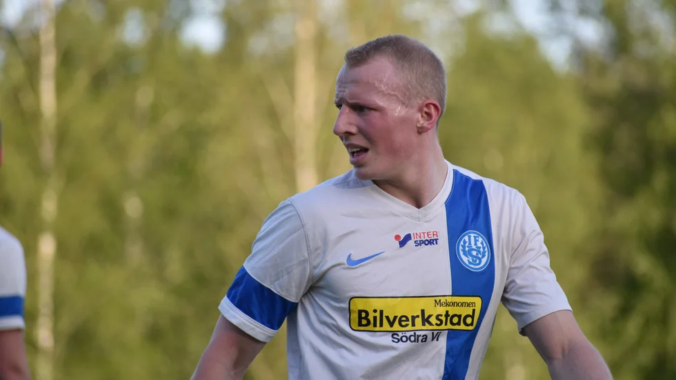 Adrian Mathiasson gjorde ett av Södra Vi IF:s mål i derbyt mot IFK Tuna.