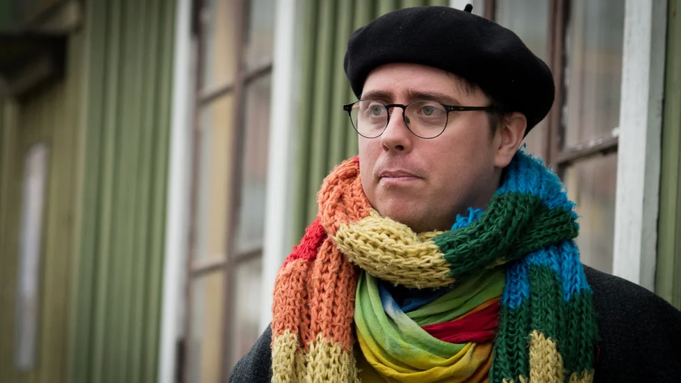 Emil Åkerö arbetar med en reportagebok om ungas syn på sex. Nu efterlyser han Västerviksungdomar att intervjua, anonymt, till boken.