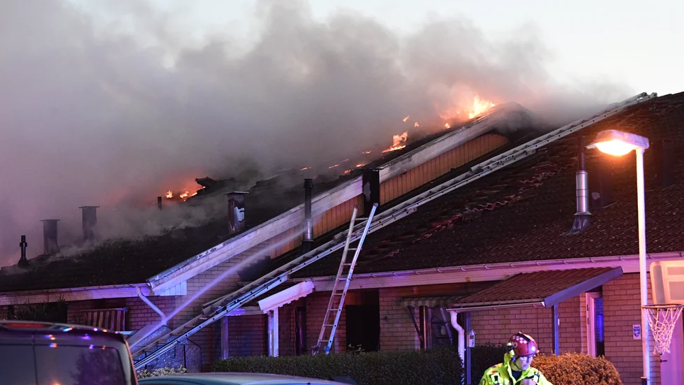 Räddningstjänsten försöker släcka en brand i en radhuslänga i Hjärup.