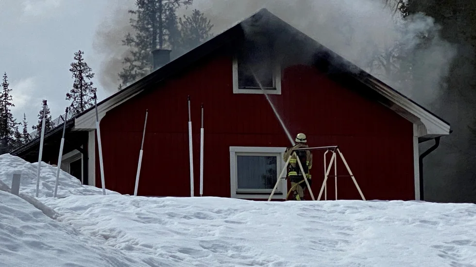 Ett dubbelgarage med en utbyggnad har drabbats av branden och halva bygganden har blivit förstörd, enligt räddningstjänsten.