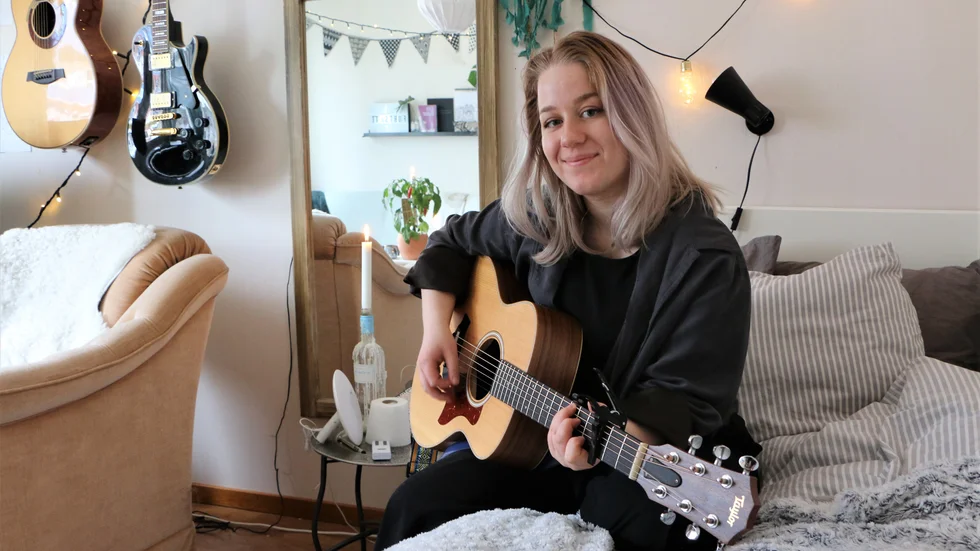 I sin ombonade lägenhet i Piteå skapar Malin Verheij pop med både hjärta och själ. "Musiken är mitt sätt att uttrycka mig" säger hon.