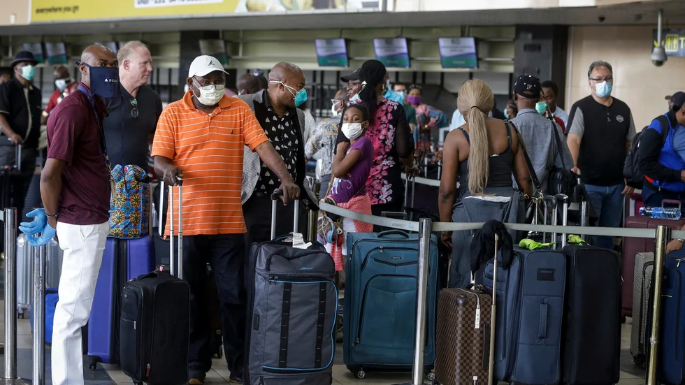 Amerikanska medborgare köar på flygplatsen i Lagos för att flygas ut ur Nigeria, i en bild från i april.