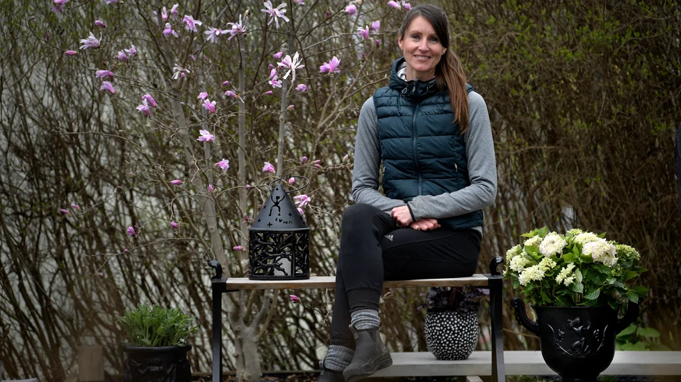 Ulrika Levin är trädgårdsdesigner och arkitekt och ett stort fan av gjutjärn. Längst till vänster ser man Anna Petrus Dianalyktan. Till höger syns Faunurnan och Ulrika sitter på Trädgårdsmöbel nr 2.