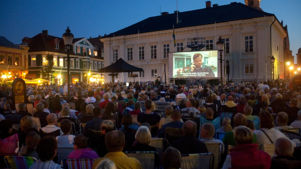 Utomhusbio på sensommarkvällen. År 2009 såg 2 500 personer Wallanderfilmen "Hämnden" på Stortorget i Ystad.