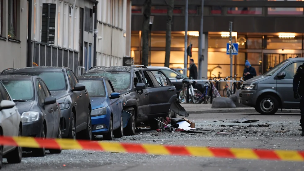 Poliser undersöker området vid flerfamiljshuset på Östermalm i Stockholm, efter sprängningen i januari. Arkivbild.