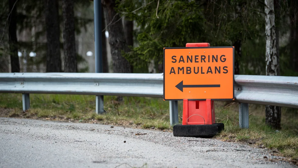 Skylt vid Karolinska universitetssjukhuset i Huddinge som visar vägen för ambulanser som behöver saneras. Arkivbild