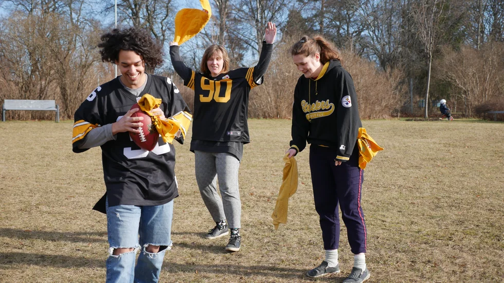 Hängivna supportrar. Djamel Baroudi, Tove Brandt och Stina Hellberg Agback är musiker men gillar också  amerikansk fotboll, en sport som är långt större i USA än i Sverige.
