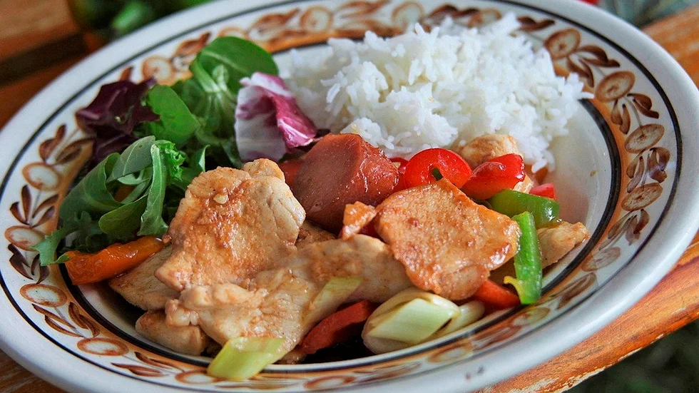Wokad kyckling, kryddig korv och blandade grönsaker kryddas mer eller mindre stark med mango chutney.
