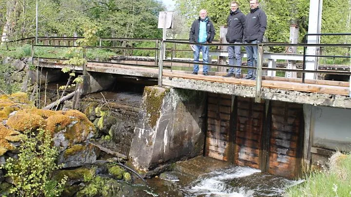 Lars Ingebrigtsen, Jonas Schyllberg och Fredrik Fundberg från Vingåkershem AB vid kraftverksdammen i Billsbro. 