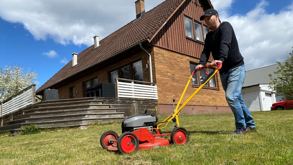 Så ska en gräsmatta klippas - med keps och utan glasögon. 