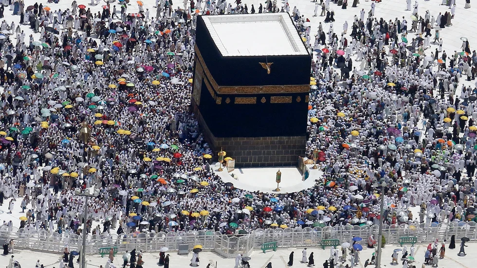 En bild från förra årets hajj där människor samlades vid Kabai i Mecka i Saudiarabien. I år kommer endast en "mycket begränsad" hajj att hållas på grund av coronapandemin. Arkivbild.