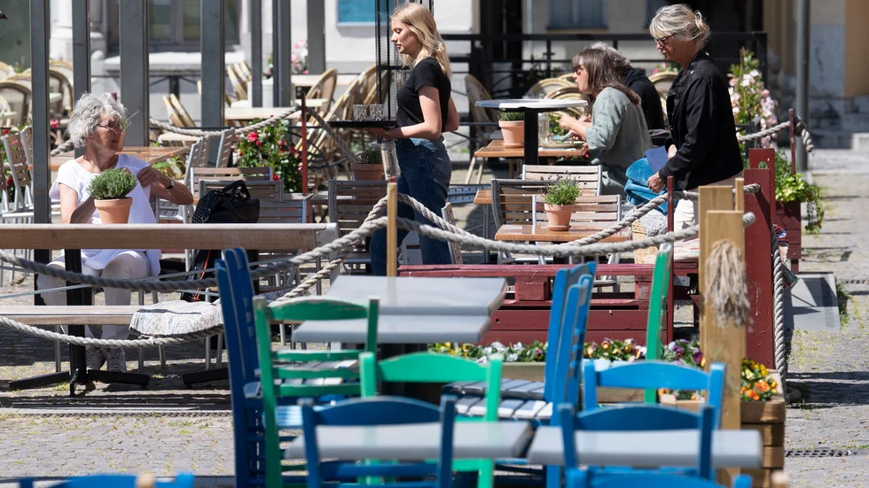 Tomma uteserveringar och glest med folk på stora torget i Visby tidigare i juni. Coronakrisen har slagit hårt mot svensk turistnäring.