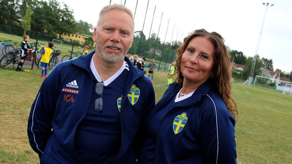 "Tror det betyder mycket för barnen", säger arrangörerna Micael Härnström och Anne-Louise Johansson som ser att vikten av fotbollsskolan är stor i år. 