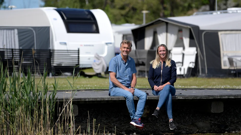 Vd:n Gunnar Boman och Annika Källmark, marknadsansvarig för campinganläggningen Västervik Resort har sett hur de lättade reserestriktionerna lett till ett ökat bokningstrycket. Mardrömmen är dock en smittspridning på anläggningen.