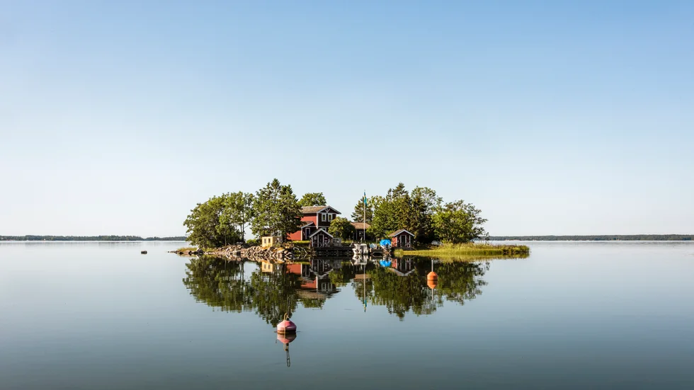 Någonstans i Sverige. Vackert och idylliskt, utan tvekan. Men om det är 30 grader varmt är det likväl en pina, skriver kulturredaktören Tommy Johansson.