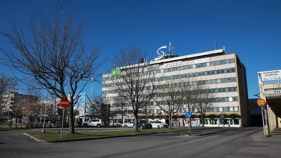 Hotellet blev kontor – och nu blir det bostäder av minst halva huset. Butikslokalerna i bottenvåningen påverkas inte.