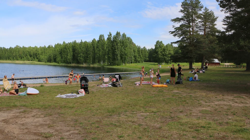 Nu är det fritt fram att bada i populära Hamnviken i Öjebyn, likaså i Klubbfors. (Arkivbild)