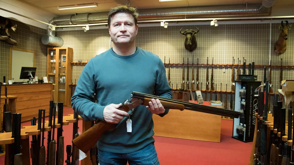 "Det tar fortfarande lång tid, men jämfört med hur det har varit så är det bättre nu," säger butiksägaren Seved Wiklund på Fritid och vildmark. (Arkivbild)