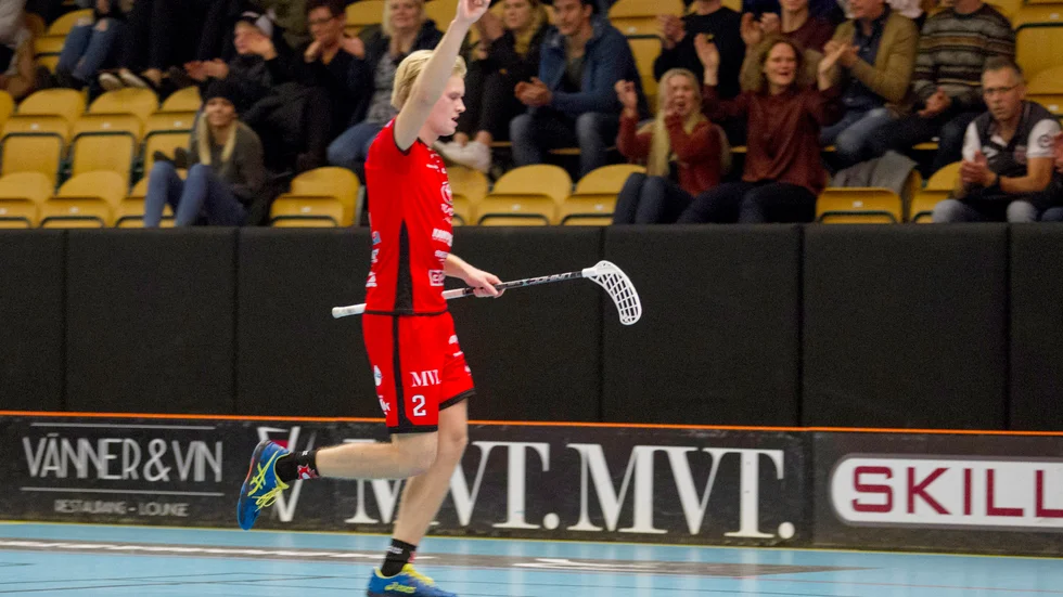 Jacob Larsson gjorde två mål i premiären mot FBC Kalmarsund. Men några poäng fick Solfjäderstaden inte med sig hem från Öland. 