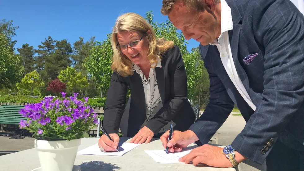 Avtalet på plats. Kommunstyrelsens ordförande Catharina Fredriksson (S) och Sjötorps hus vd Pär Knutsson skriver under avtalet om byggnationen av nya äldreboendeplatser vid Björntorp.