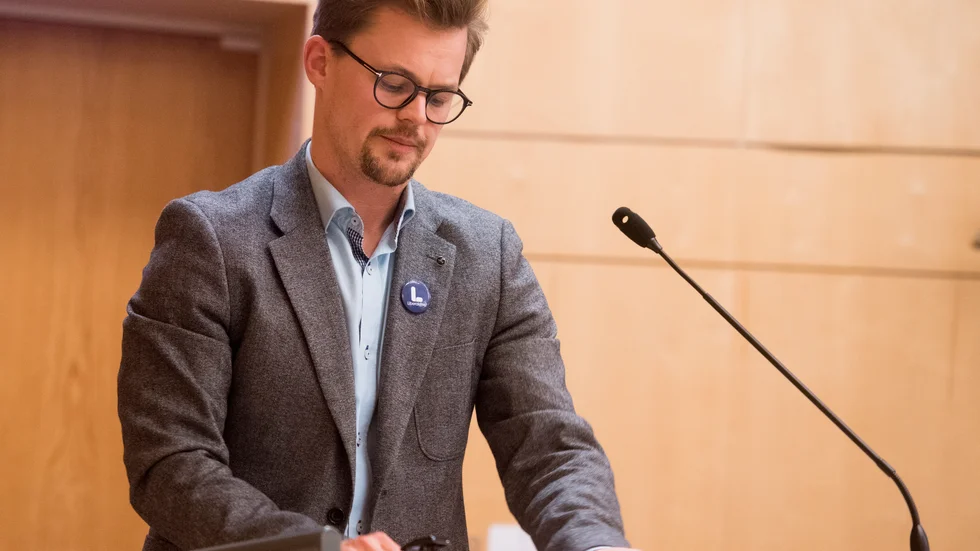Mikael Wallin i talarstolen under ett möte i kommunfullmäktige.